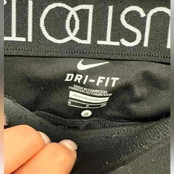 NIKE BLACK AND WHITE CAPRI LEGGINGS - Picture 3 of 3